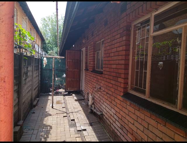 2 BEDROOM APARTMENT FOR SALE IN RUSTENBURG CENTRAL